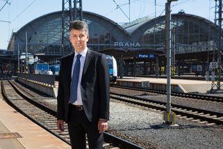 Tři miliony měsíčně pro 26 lidí. SŽ rozpustila aparát poradců exšéfa Svobody
